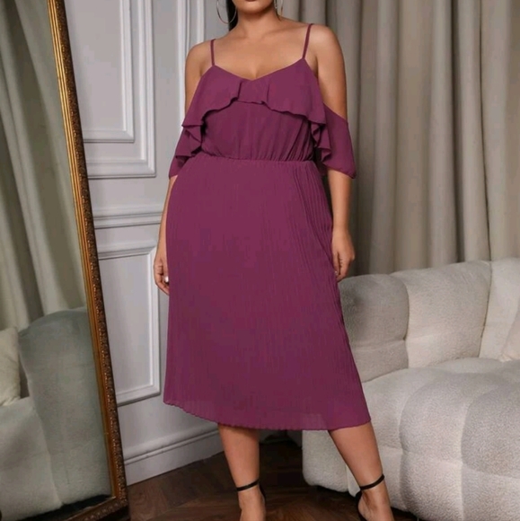 HP 🥳 Cold shoulder pleated dress 🩷💜 - Picture 4 of 14